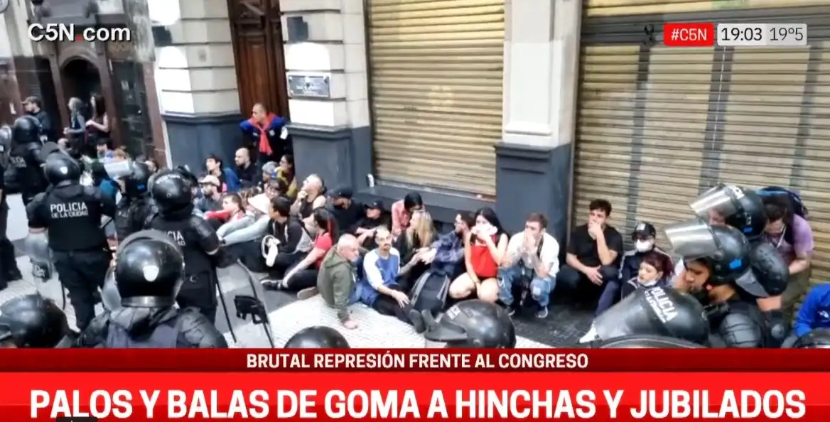 Unas 30 personas fueron reducidas por la PFA.