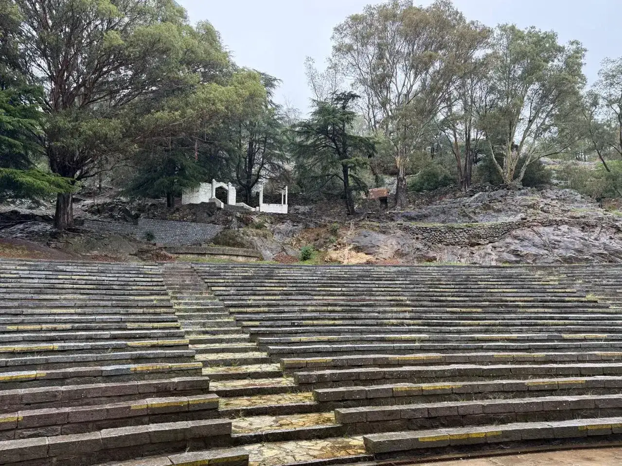 Desconocidos ingresaron al Anfiteatro, rompieron una caja eléctrica y robaron cables.