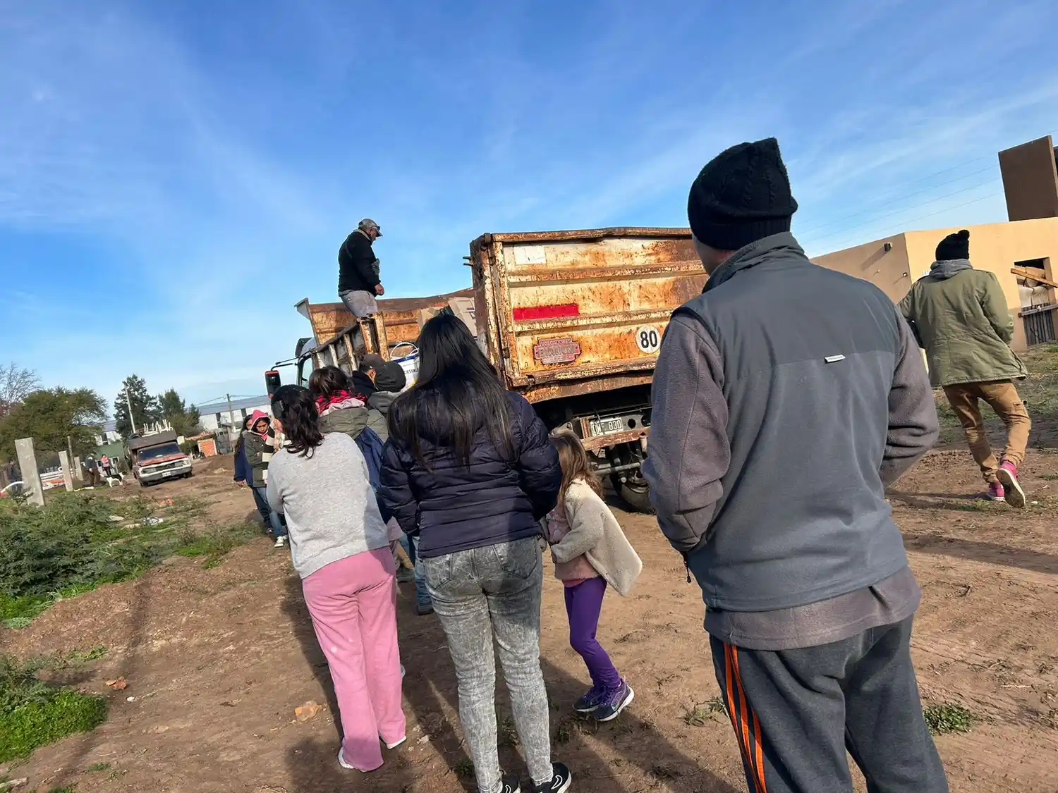 Los vecinos están dividitos y periódicamente son convocatos para la entrega de algún material. La situación legal empeora.