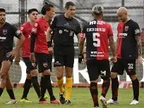 La Lepra fue perjudicada por el arbitraje y cayó 2 a 0 con  Barracas Central.Foto:Rosario 3.