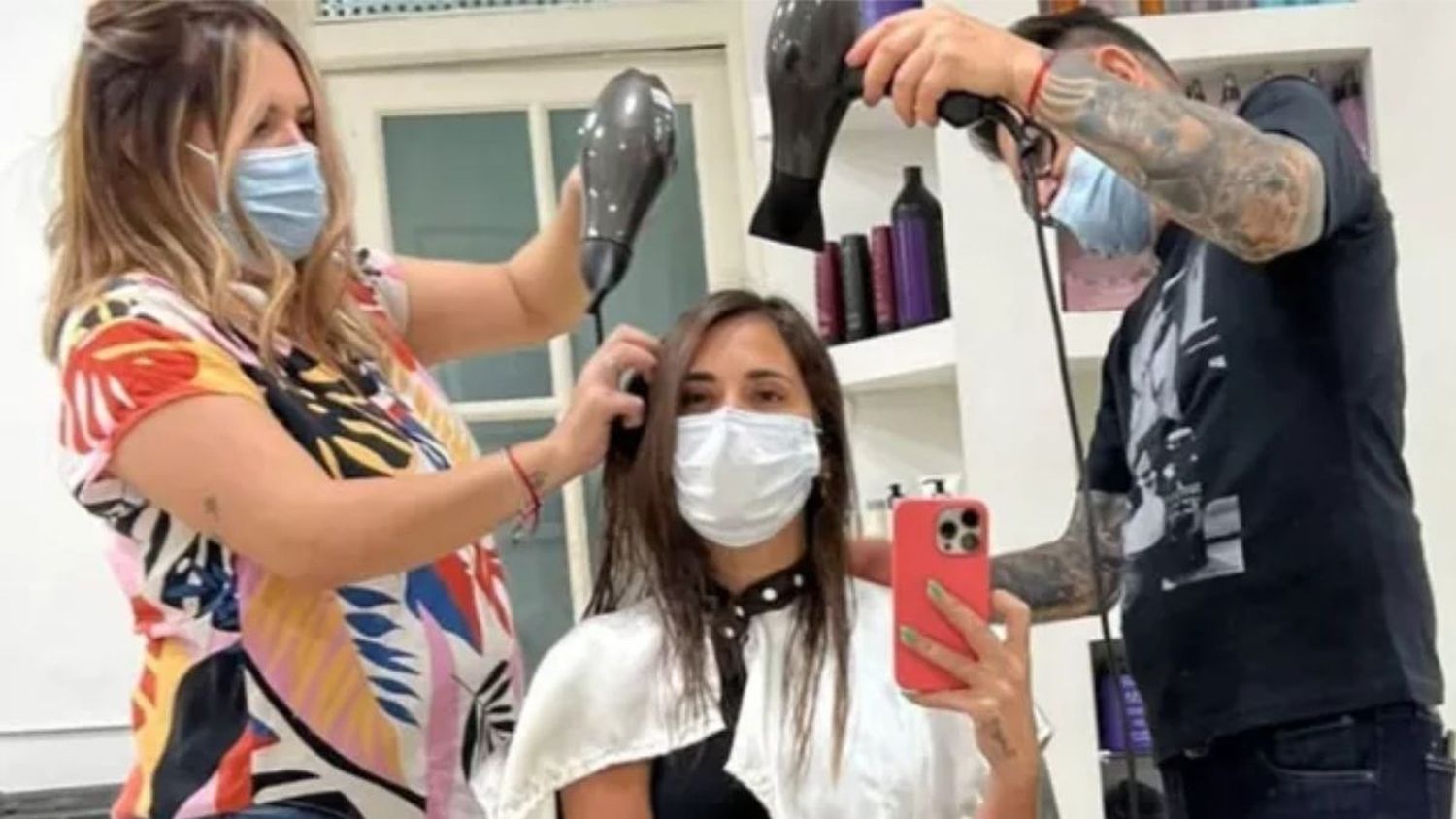 Antonela Roccuzzo descansa en Rosario y pasó por la peluquería para hacerse transparencias