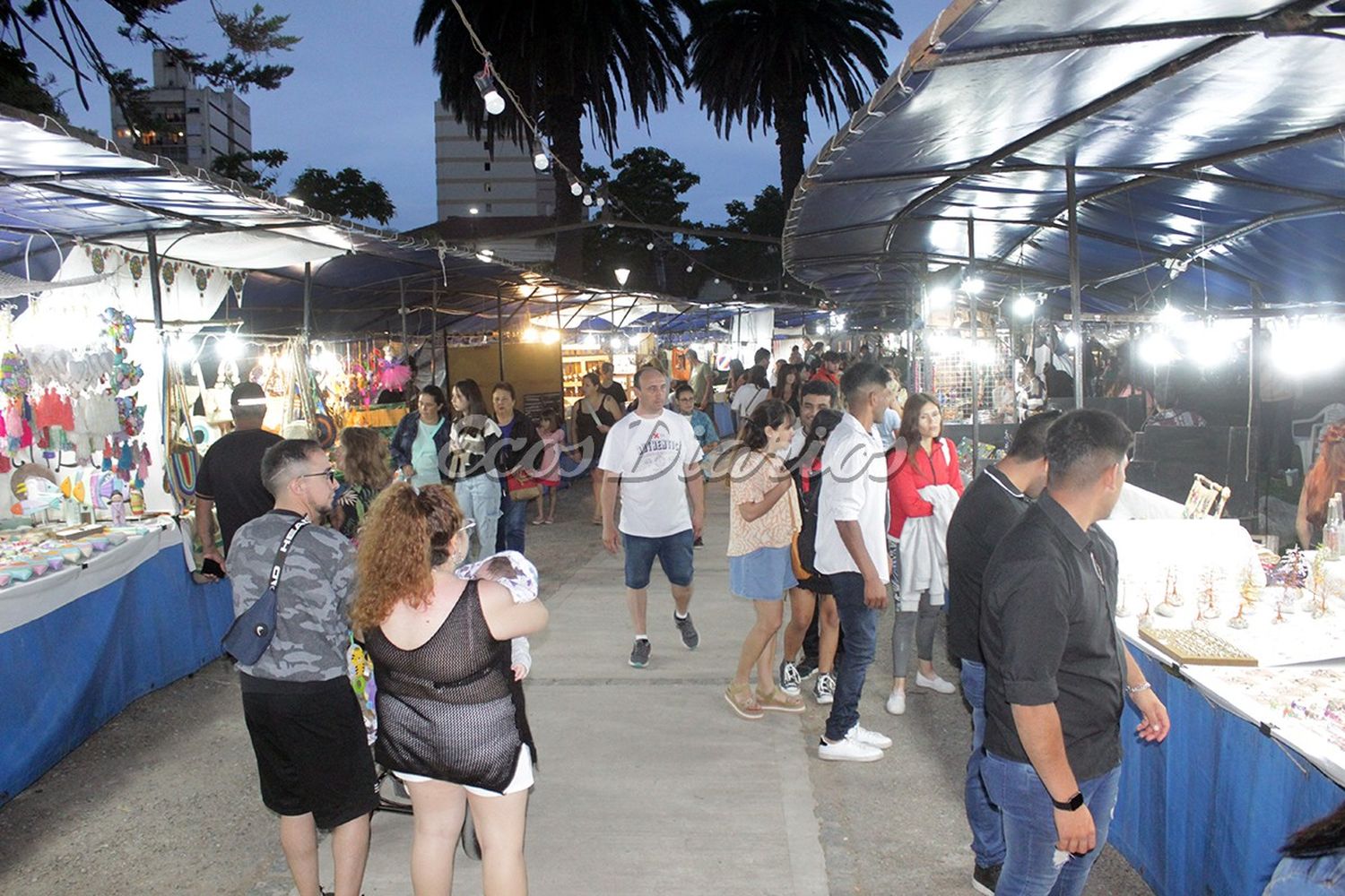 Mucho público. En la feria de artesanos