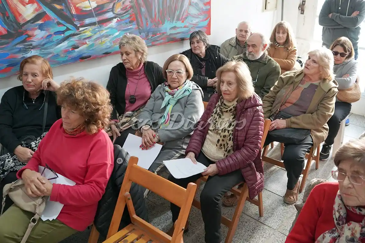 Asambleístas. Escuchaban atentos el temario desarrollado por la presidenta
