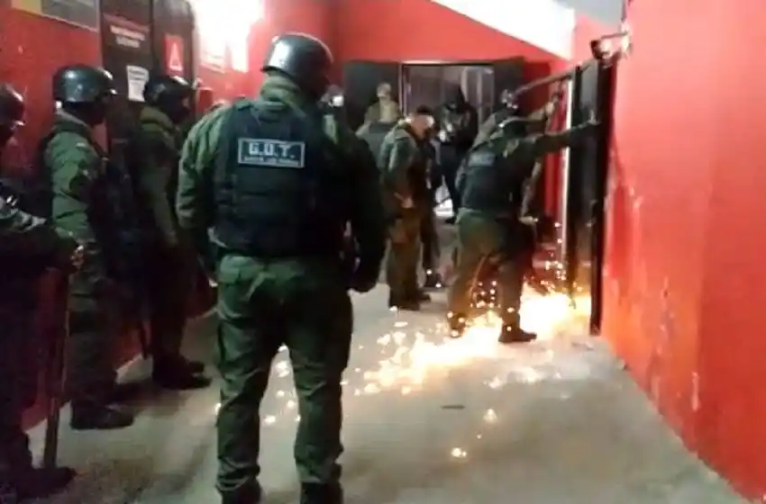Vuelta a las canchas: fuerte operativo de seguridad contra las barrabravas de Newells y Central en sus estadios