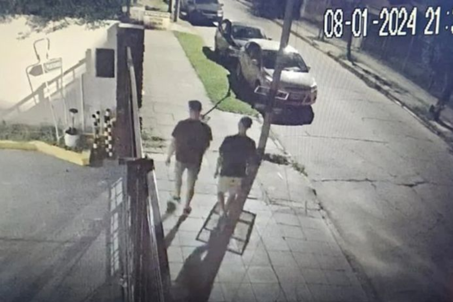 Pablo Lamoglia caminando con un amigo por la calle Ameghino.