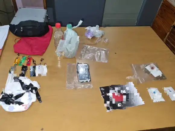 Intentó ingresar a la Alcaidía escalando el techo: secuestraron cocaína, marihuana y un teléfono