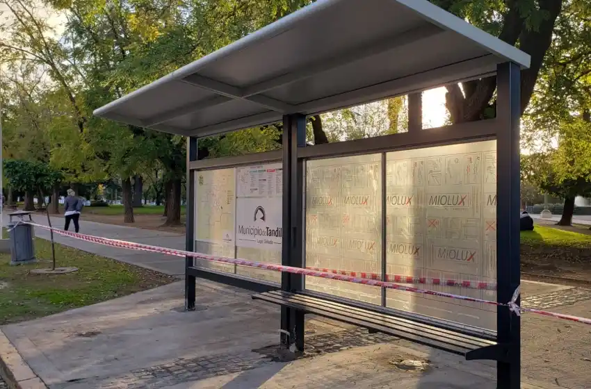 Avances en instalación de nuevos refugios en paradas del transporte en Tandil