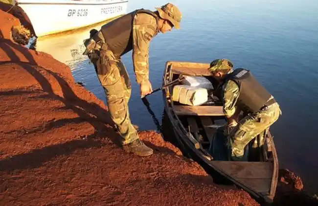 Detienen a un hombre que transportaba casi 100 kilos de marihuana en una canoa