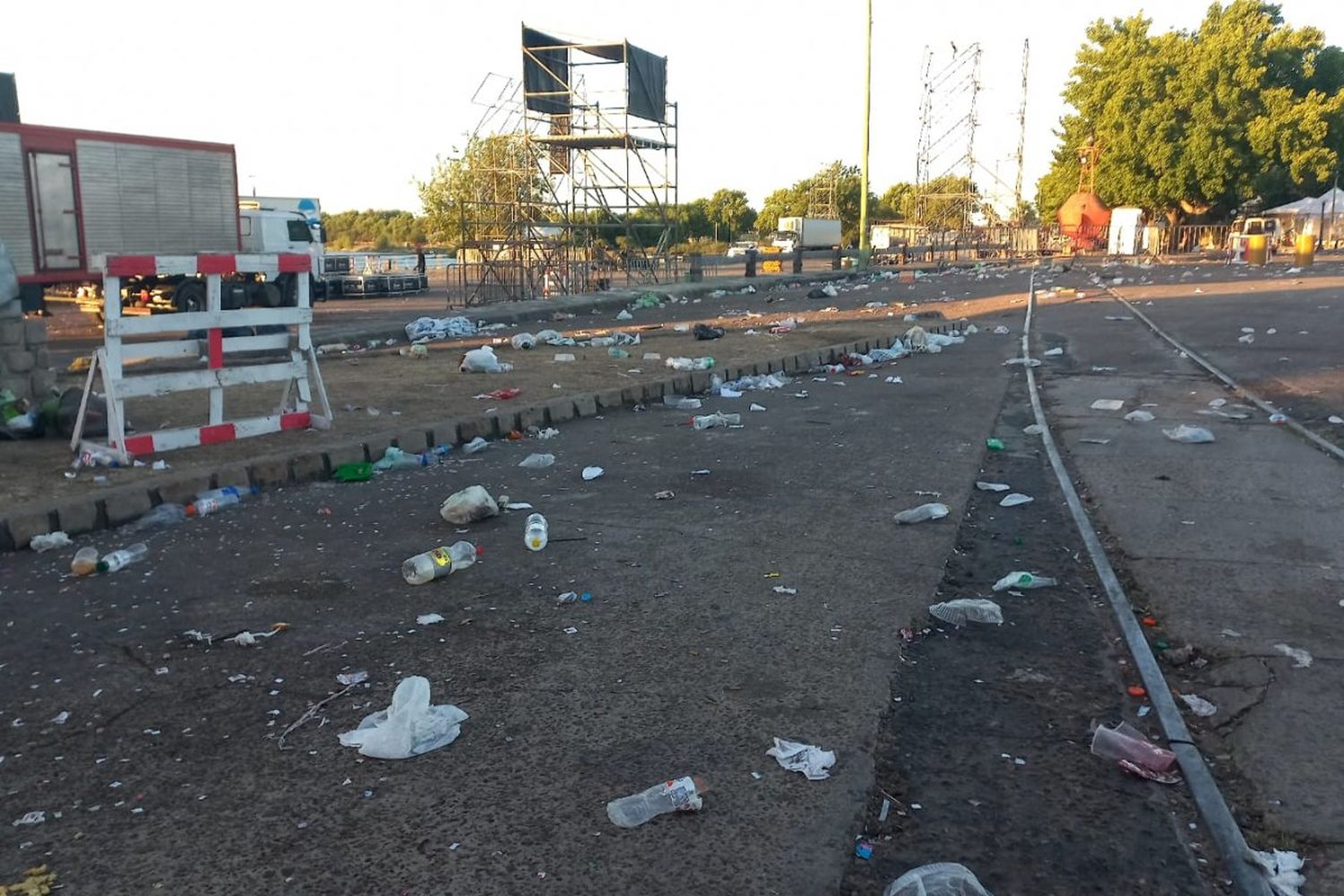 Así quedó el Paseo del Puerto tras la multitud en la Fiesta del Pescado y el Vino
