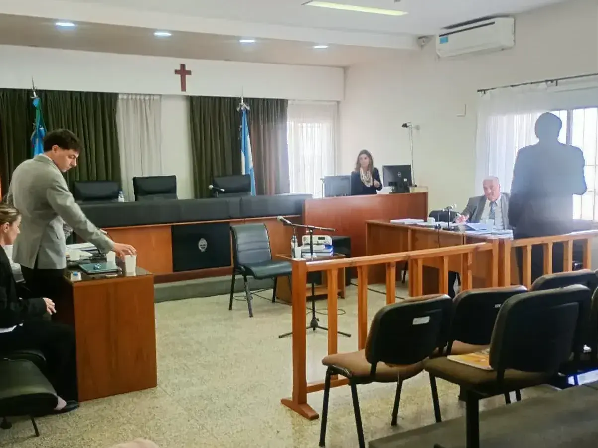 Trenque Lauquen: jurado popular declaró no culpable a joven acusado de abuso y hubo cruces con familiares de la víctima