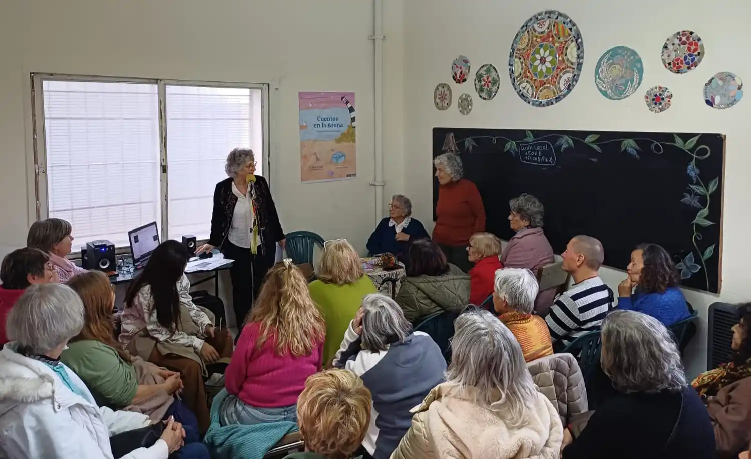 Enriqueta Catalín presentó "Cuentos en la arena" en la sede de la Junta Vecinal Barrio Obrero