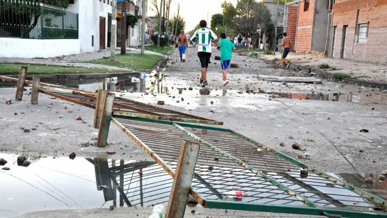 Violencia en el fútbol de ascenso: Barras de Laferrere se enfrentaron con la policía