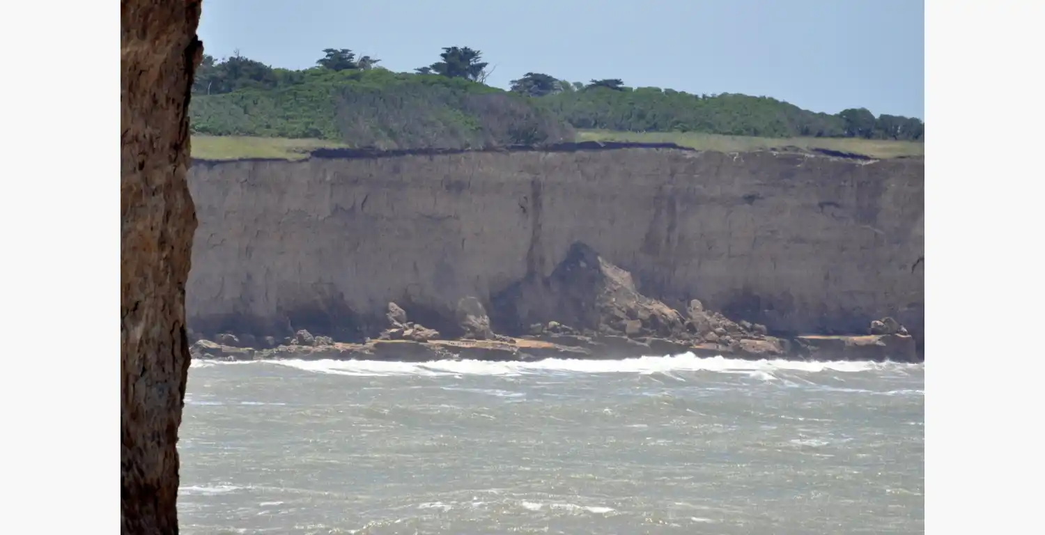 Guardavidas advierten el peligro de derrumbe en los acantilados