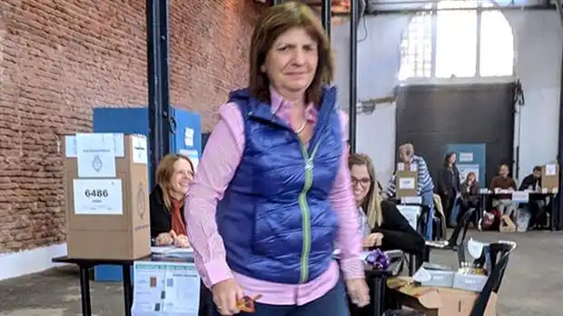 Elecciones 2017: Patricia Bullrich fue la primera funcionaria en votar; evitó un escrache y a la prensa