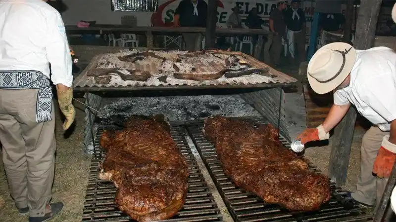 Entrerrianos harán el asado con cuero más grande del mundo