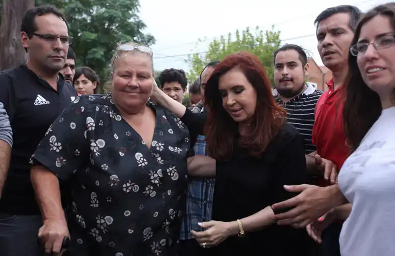 La Presidenta recorrió las zonas afectadas en La Plata y mantuvo reunión con Scioli