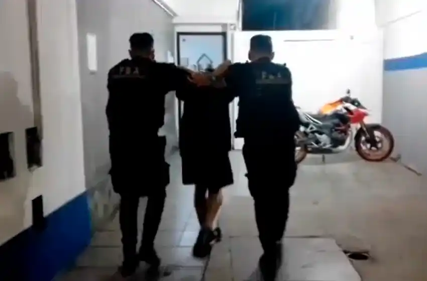 Ocasionaba disturbios en la Catedral y golpeó a un policía