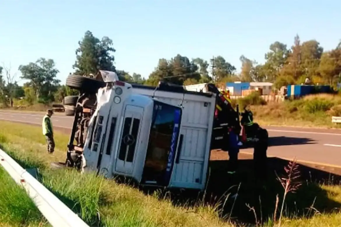 Un camionero perdió el control de su vehículo y volcó en la Autovía 14