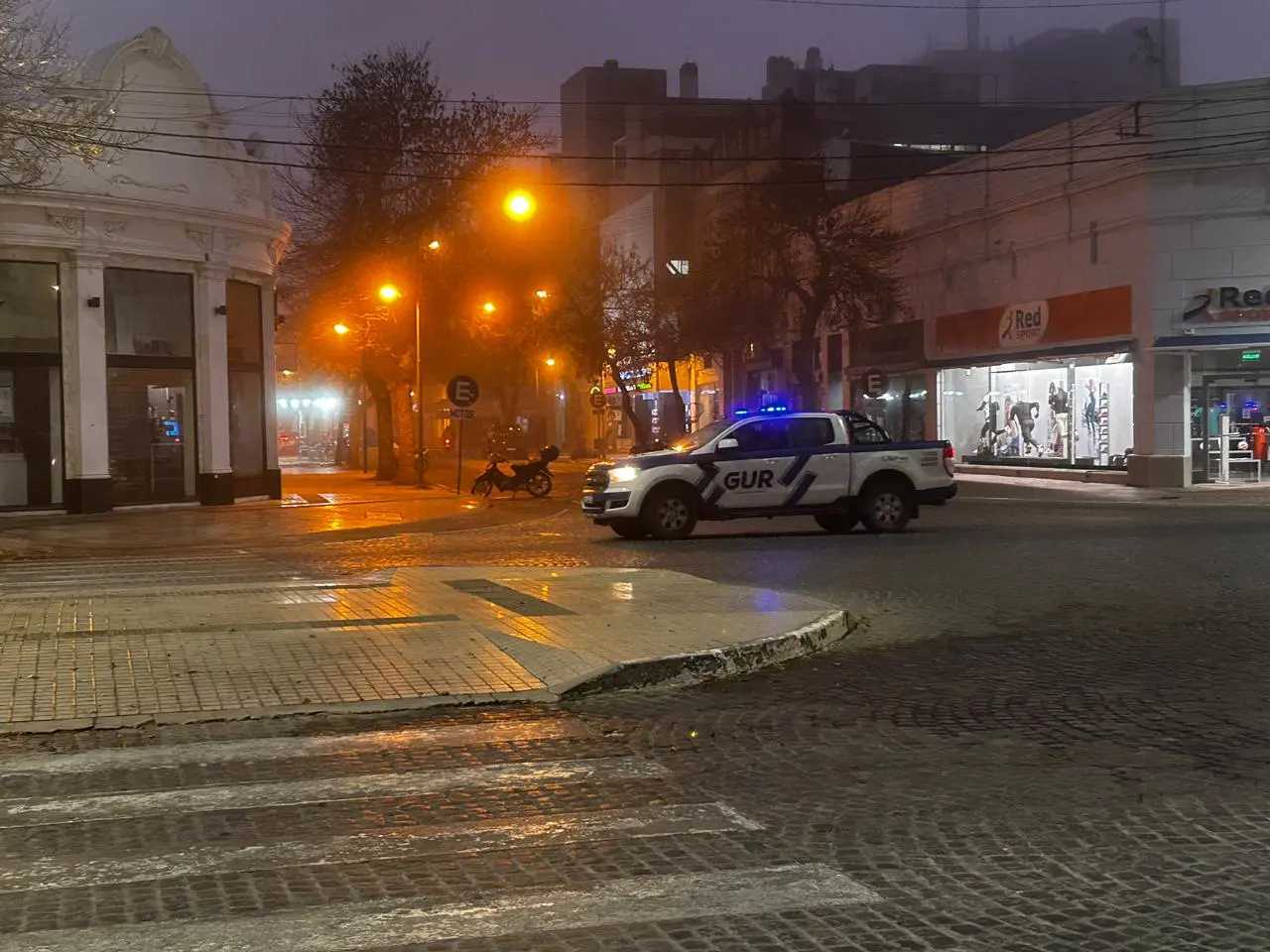 Un cortocircuito en pleno centro puso en alerta a los vecinos: la GUR intervino de inmediato
