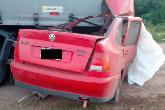 Tragedia en Ruta 12: joven fallece al incrustarse su auto bajo un camión en Entre Ríos