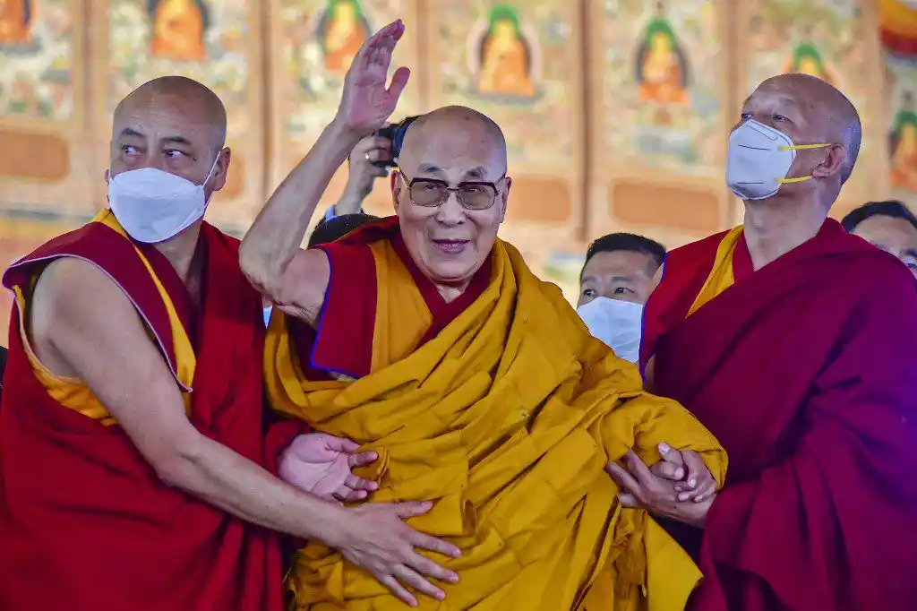 DALAI LAMA ofrece disculpas tras besar a niño en la boca y pedirle a que «le chupara la lengua»