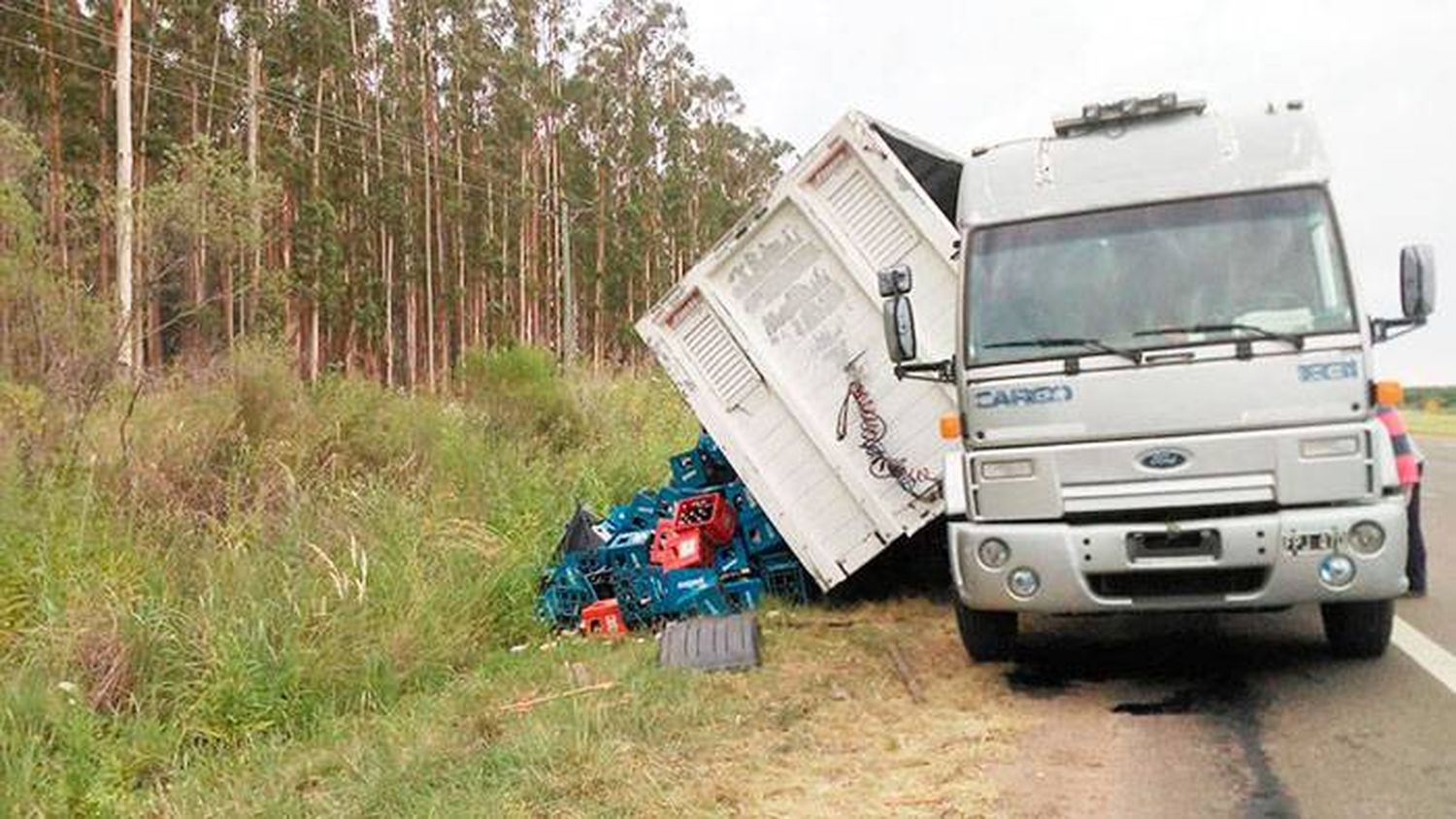 Un camión volcó cajones de cervezas que transportaba sobre la Autovía 14