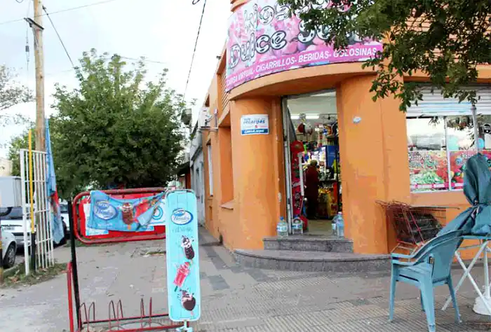 Con una pistola y cascos, asaltan al dueño de comercio en Quequén