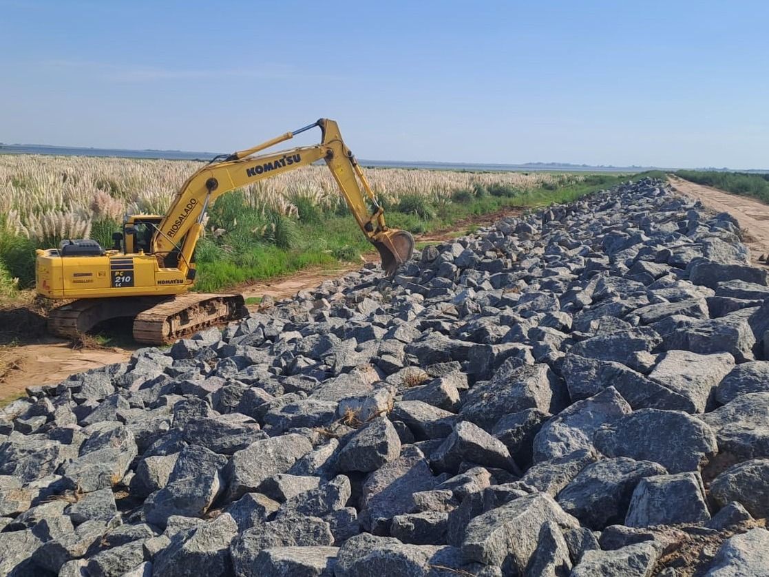 Avance de obra sobre la Ruta Provincial 90: la nueva defensa combina suelo compactado y rocas para resistir crecidas de la laguna Melincué. (Foto: Ministerio de Obras Públicas)