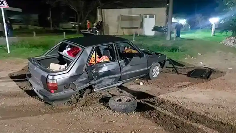 Iba alcoholizado en su camioneta, chocó y destruyó a un auto: hospitalizaron a los 3 ocupantes