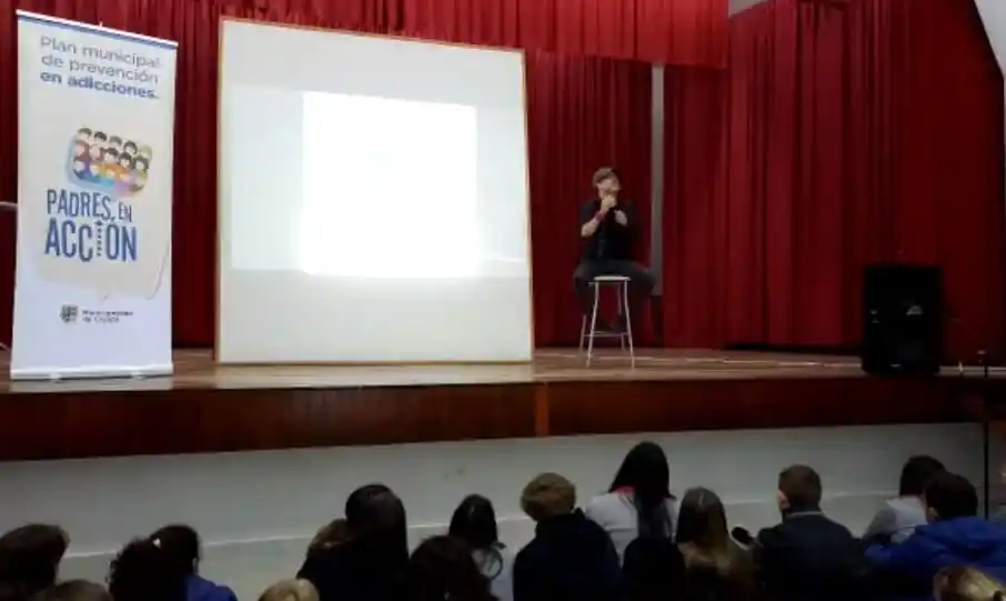 Gastón Pauls brinda una charla sobre prevención de adicciones