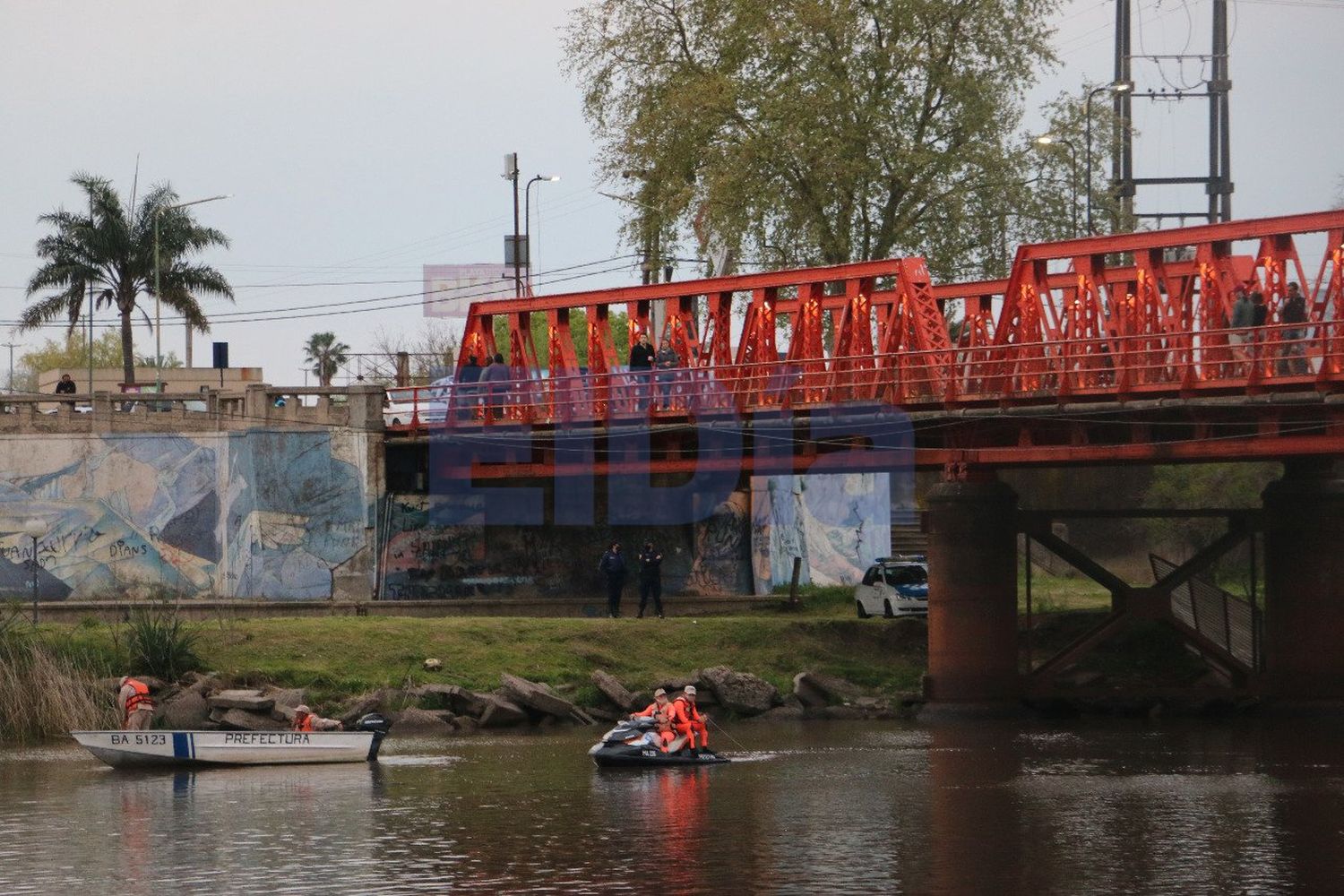 Por segundo día consecutivo se busca el cuerpo del hombre que se tiró al río Gualeguaychú