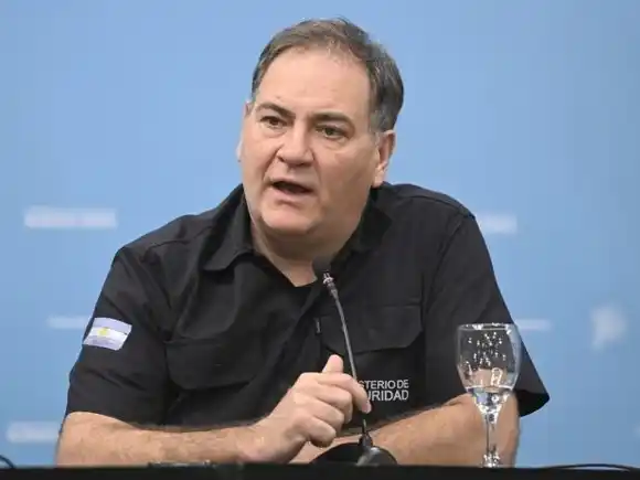 Alonso defendió el proyecto para prohibir la circulación de dos personas en una moto