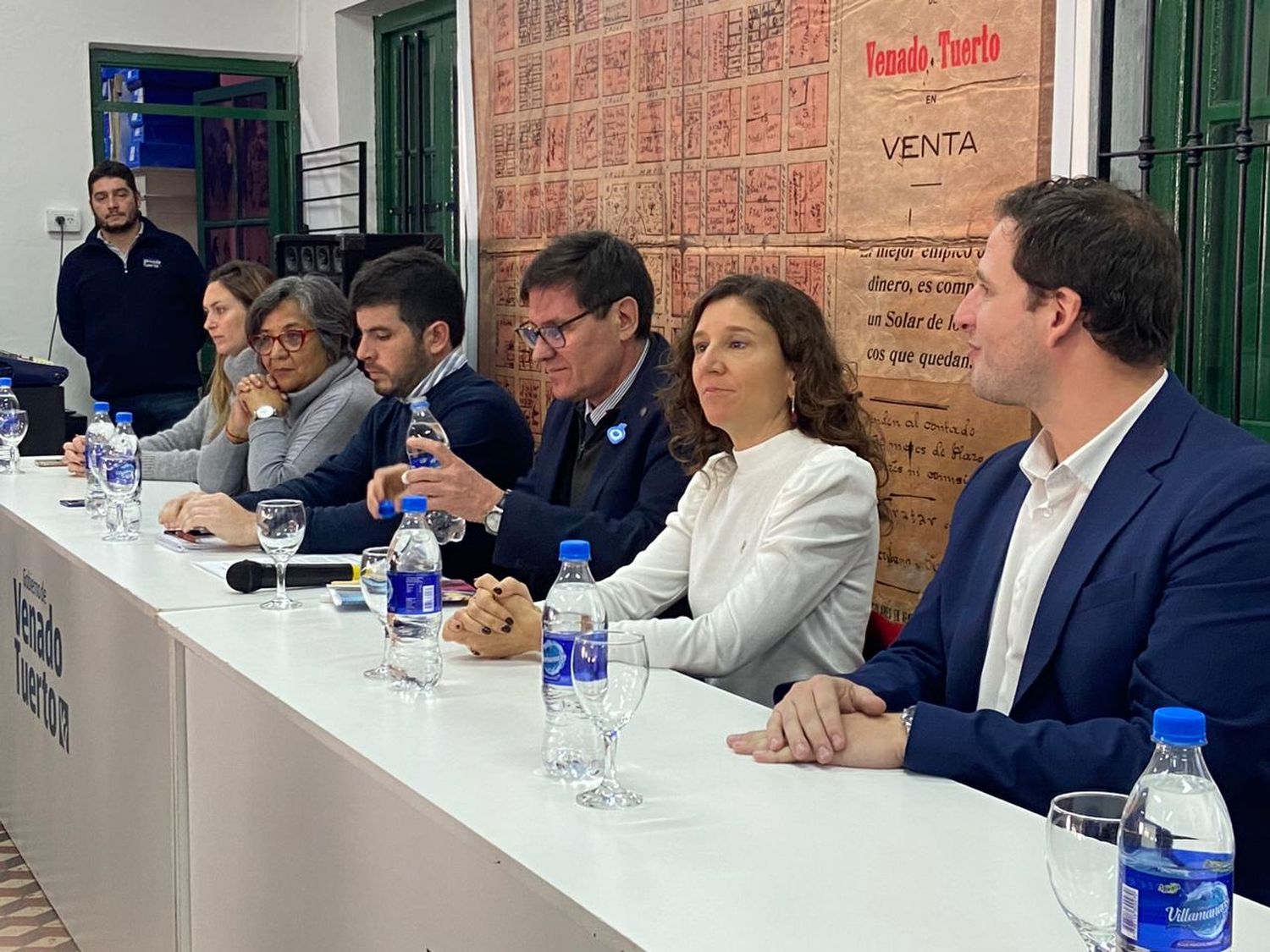 Goity junto al intendente Leonel Chiarella, la senadora Leticia Di Gregorio, el director provincial Santiago Rosenzvaig y las funcionarias locales Miriam Carabajal y Camila Vicente.