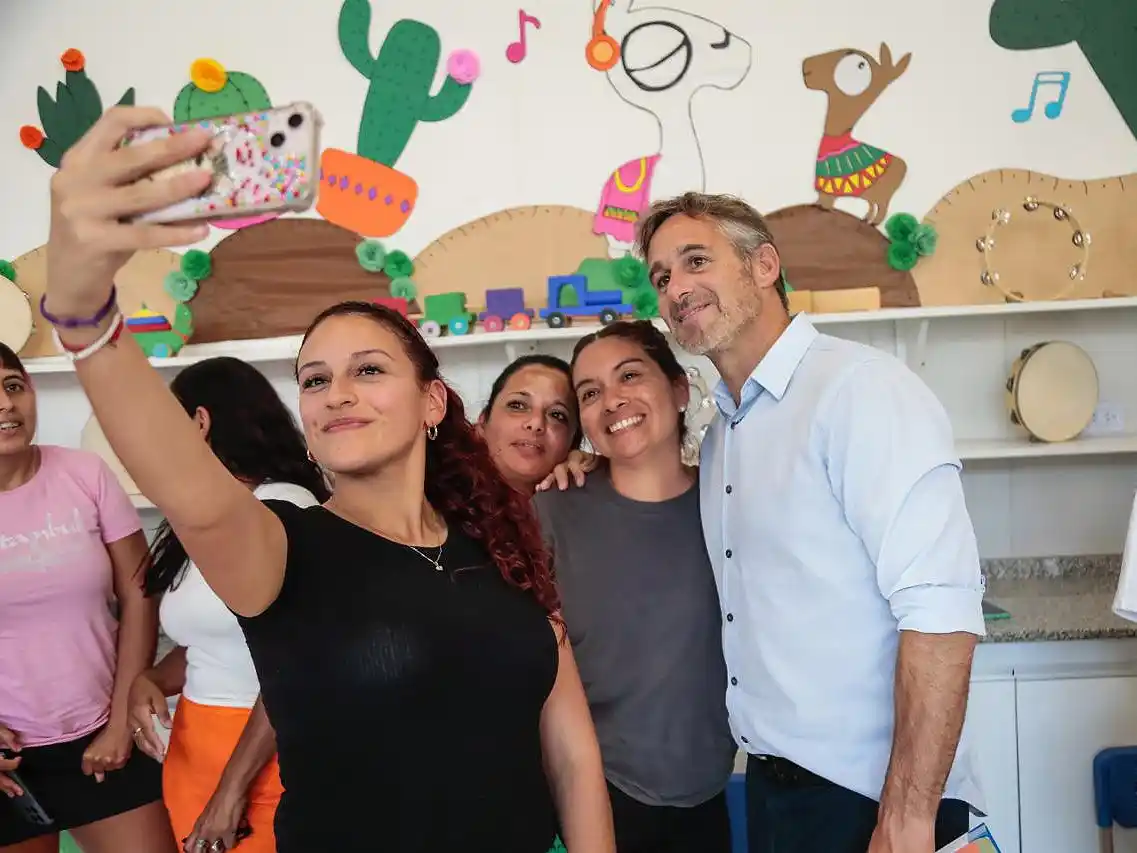 Educadores junto al intendente Federico Achával.