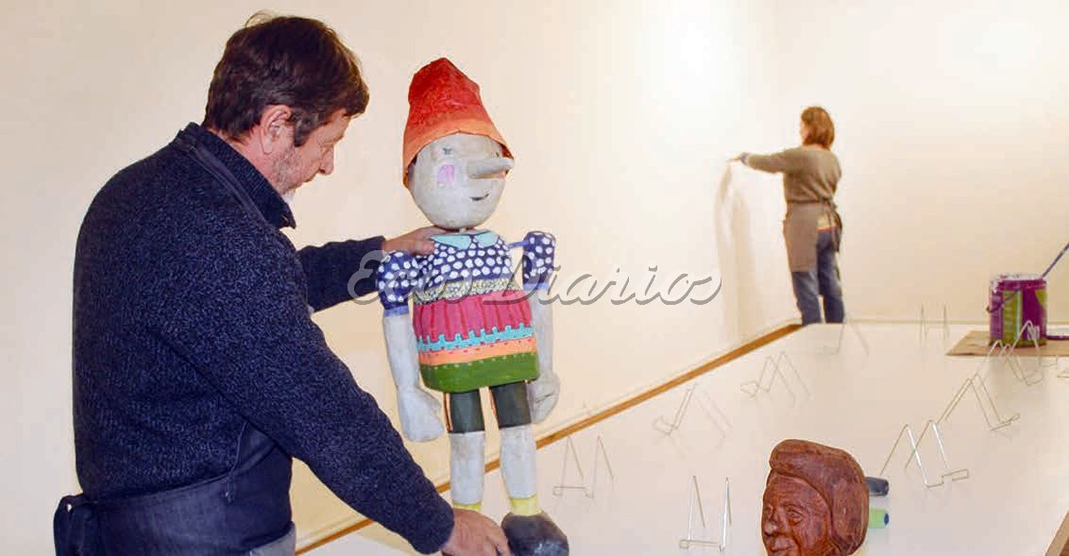 Muestra sobre Pinocho. Alberto Franco prepara la muestra en el Centro Cultural