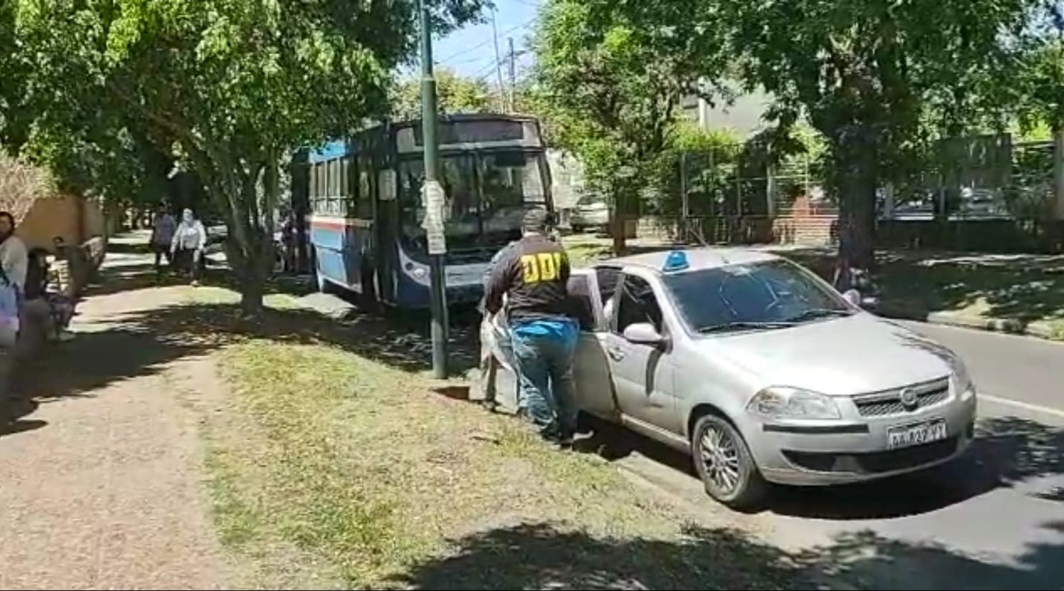 Insólito: Una playera municipal casi frustra un operativo por exigirle a la Policía que pague estacionamiento