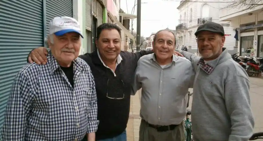 Héctor Ahibe con amigos poetas y cantores gualeyos- Hugo Ibarra, Deolindo Romero, el Negro Morel- Algunos ya se han marchado.