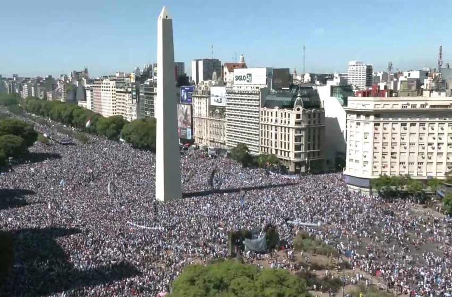 Hinchas vandalizaron el Obelisco y se subieron a la cima para esperar a la Selección Argentina