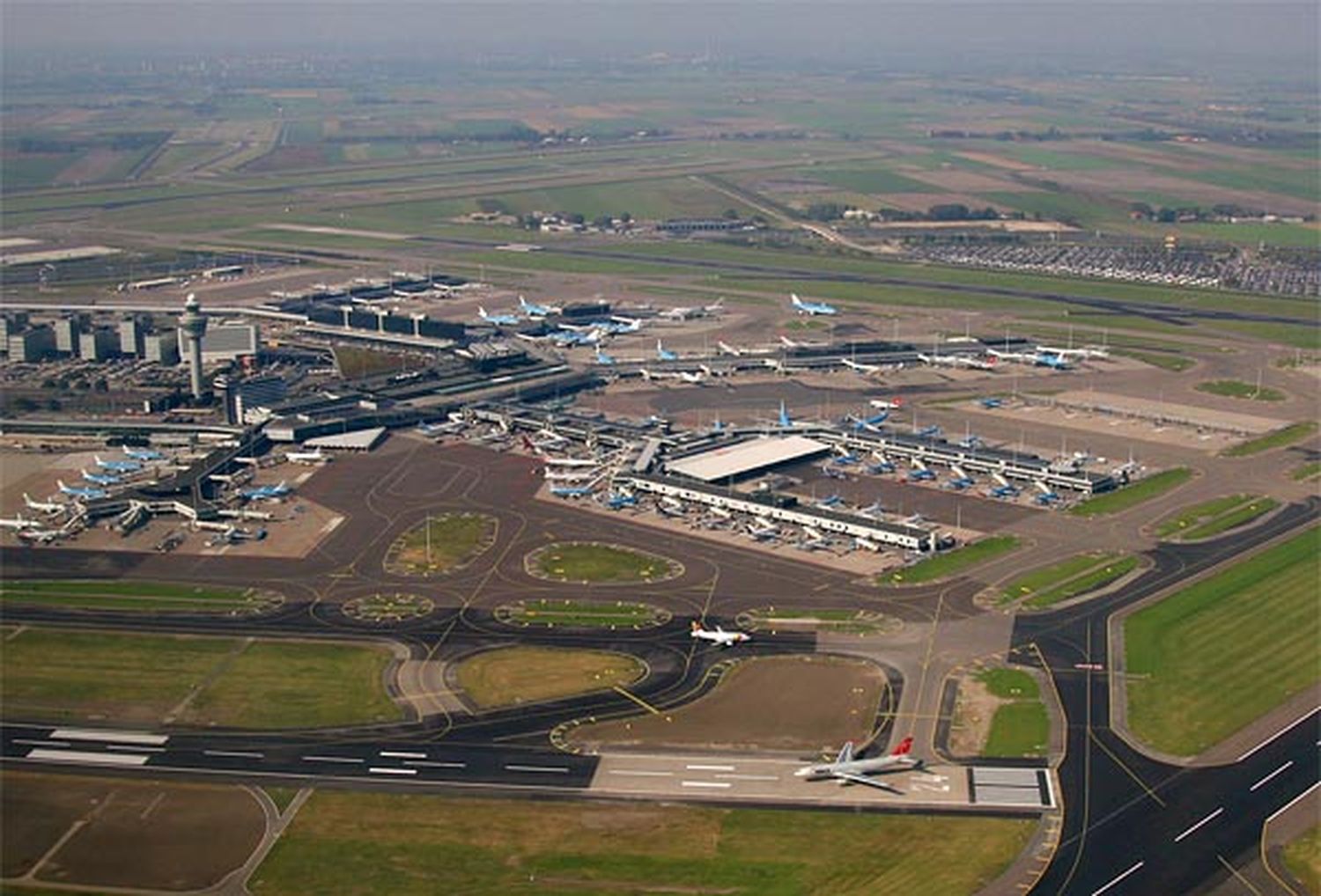 Netherlands Suspends Schiphol Airport’s Experimental Ruling Amid International Pressure