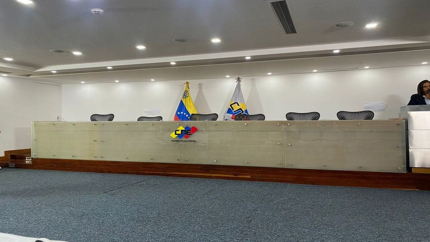 OPOSITORES NIEGAN «NEGOCIO» con la designación de los rectores del CNE