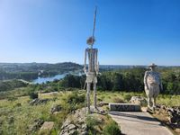Monumentos y esculturas imperdibles de Tandil: El Quijote y Sancho Panza contra el molino