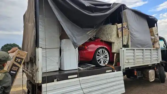 Secuestraron un auto de 100 millones de pesos escondido en un camión de mudanza