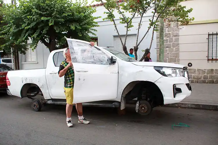 Hallaron camioneta desmantelada