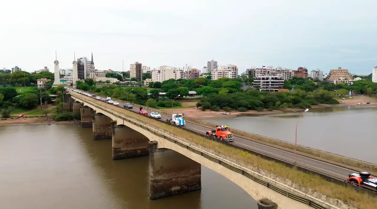 Celebración histórica por el 60.º aniversario del primer cruce de camión en el Puente Internacional Getúlio Vargas - Agustín P. Justo