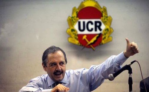 Alfonsín asumió al frente de la UCR bonaerense
