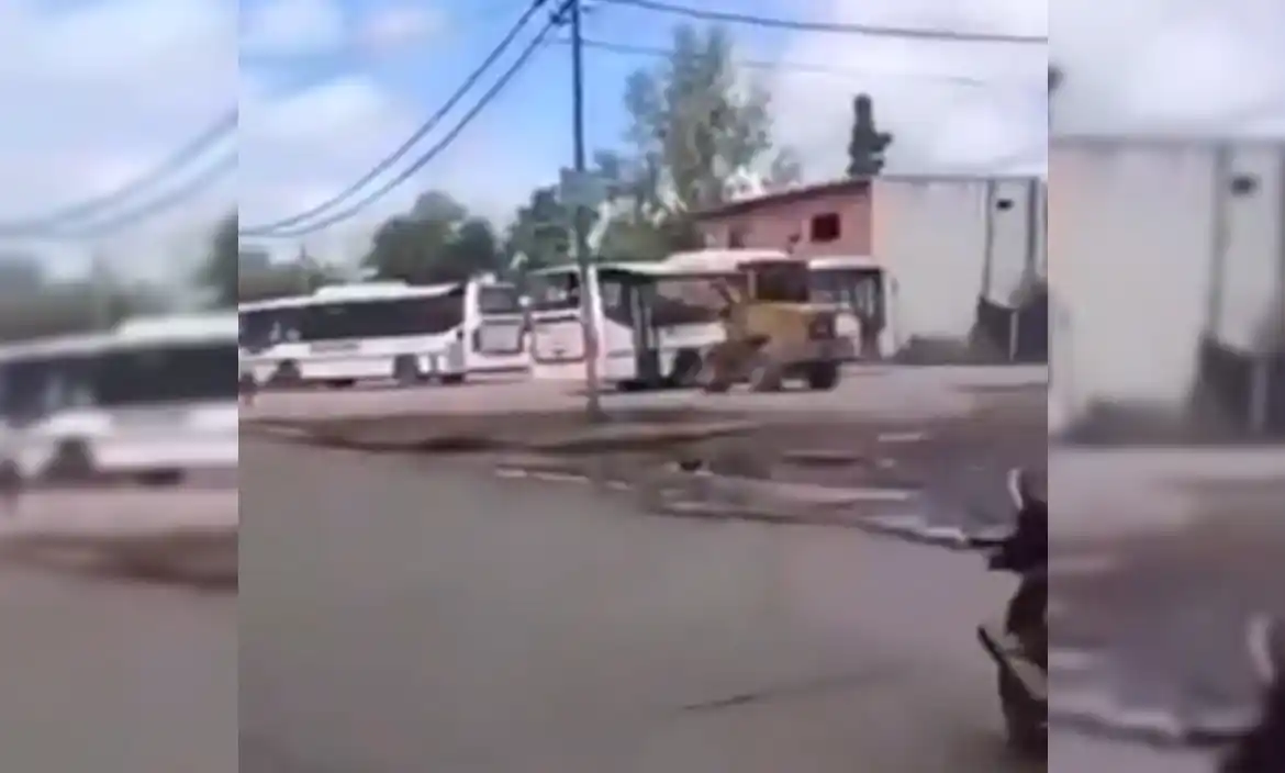 José C. Paz: lo chocaron y destruyó tres colectivos con una pala mecánica