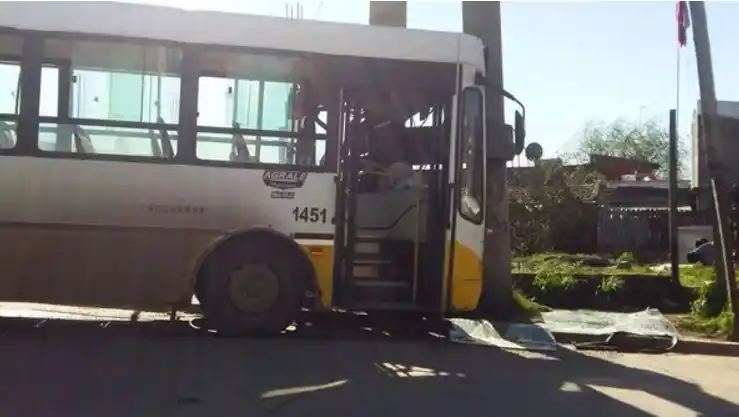 Un tren embistió a un colectivo y dejó 18 heridos