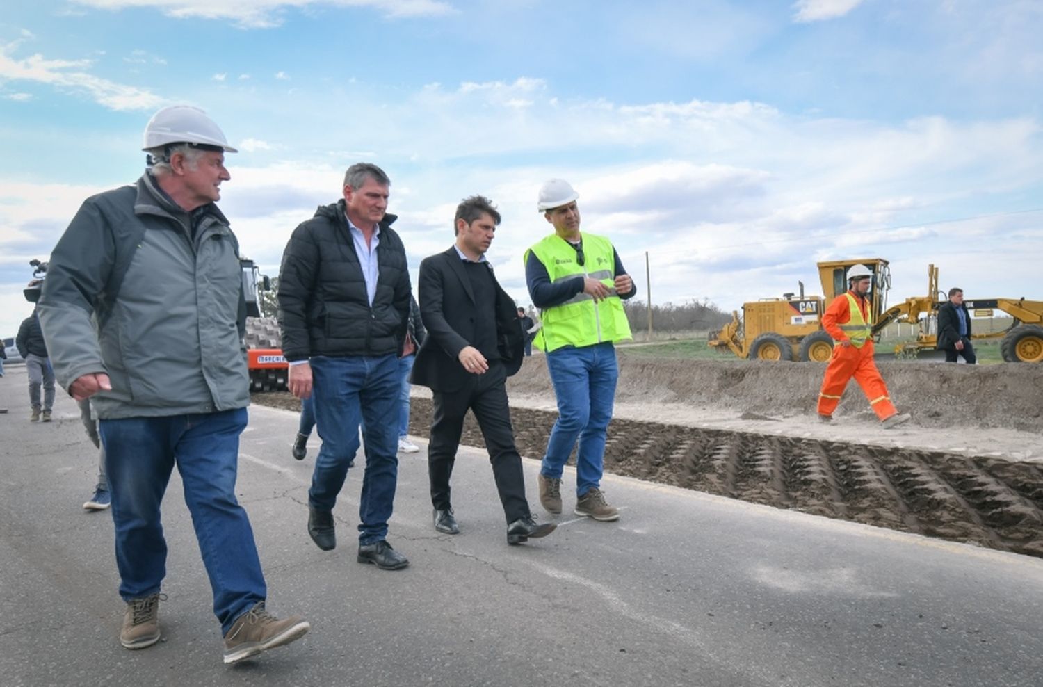 Cargada agenda de Kicillof en varios distritos: recorrida por obras viales, visita a empresas y entrega de notebooks
