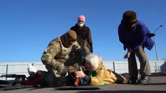 La bisabuela que se está preparando por si Rusia los invade