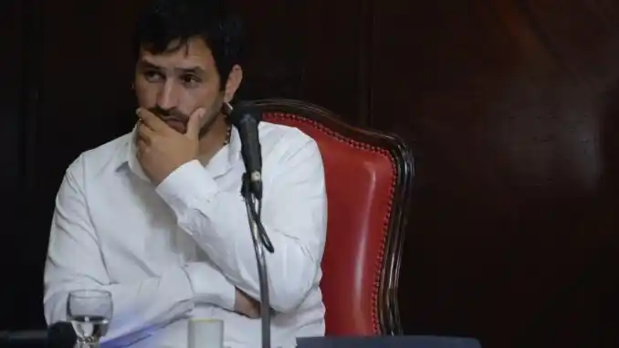 Salvador le pidió a Romero que justifique por qué faltó a todas las sesiones en el Senado bonaerense